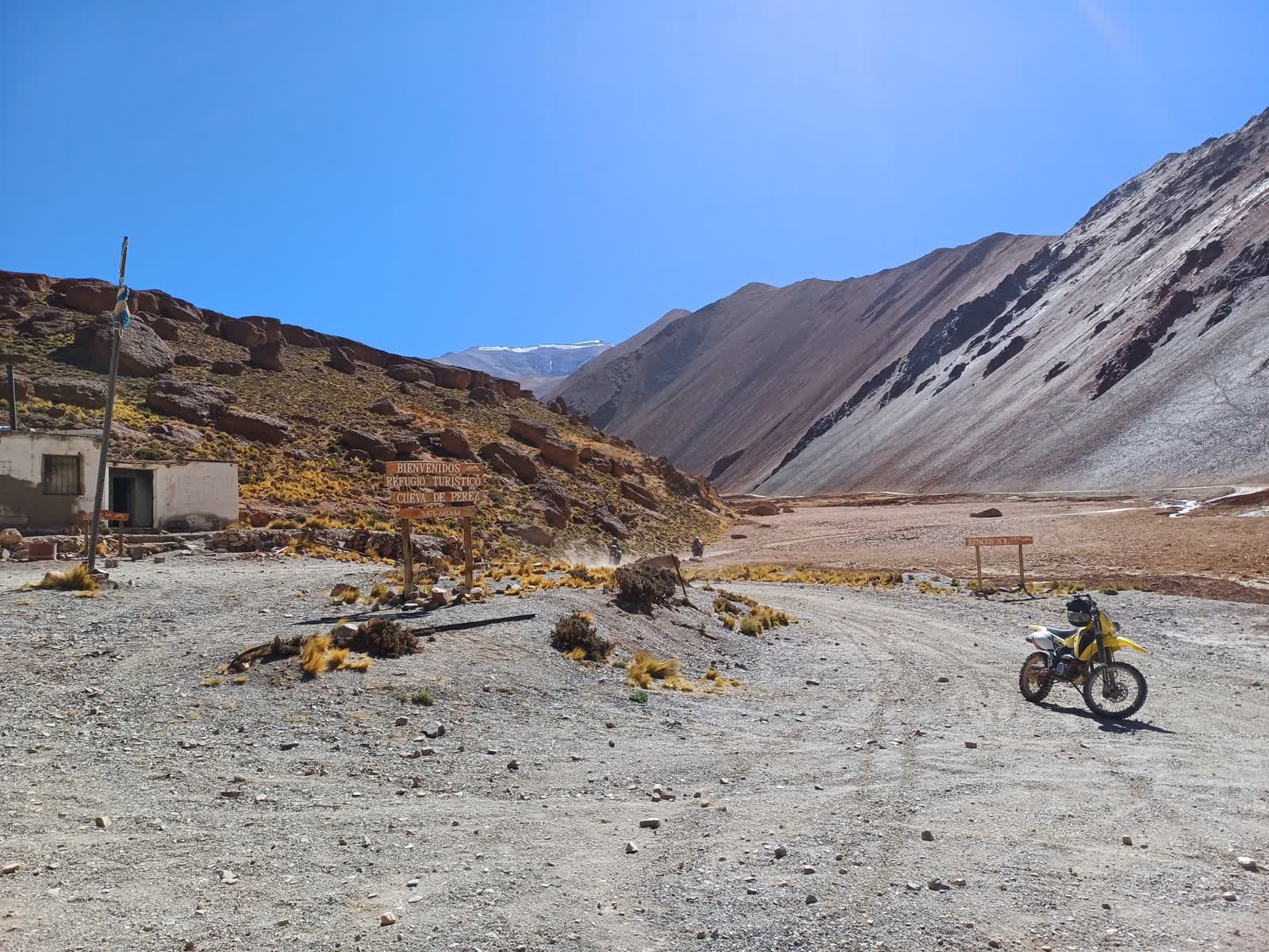 Moto de aventura cruzando el oeste argentino