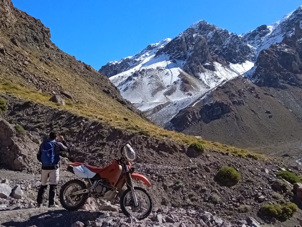 Moto de aventura cruzando el oeste argentino
