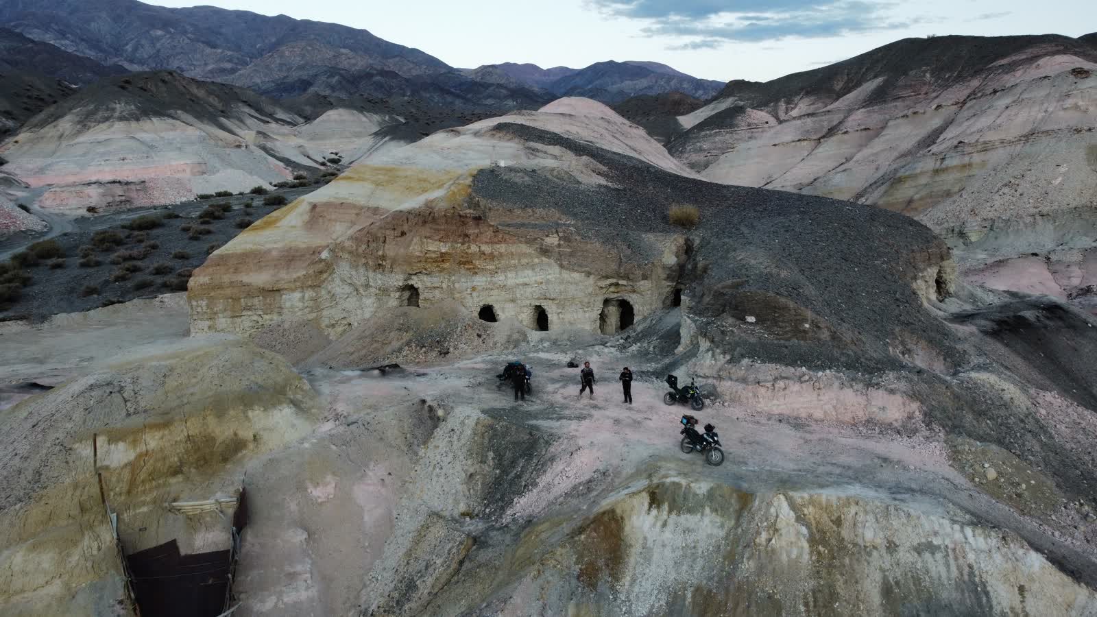 Camino de ripio abriéndose entre cerros durante el armado de Gigantes del Oeste.
