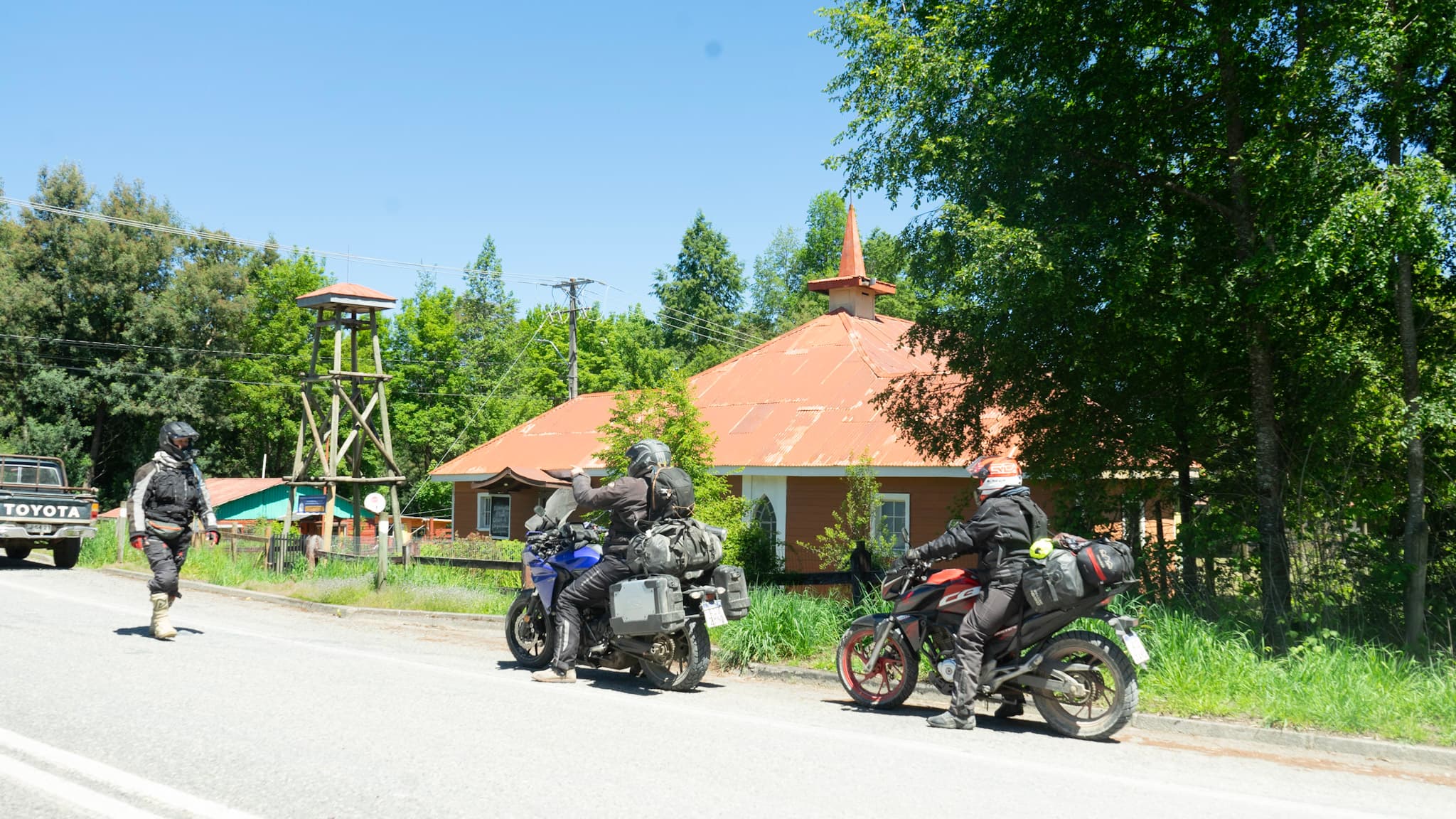 Motos avanzando por ruta patagónica durante una exploración de Cruces del Sur.