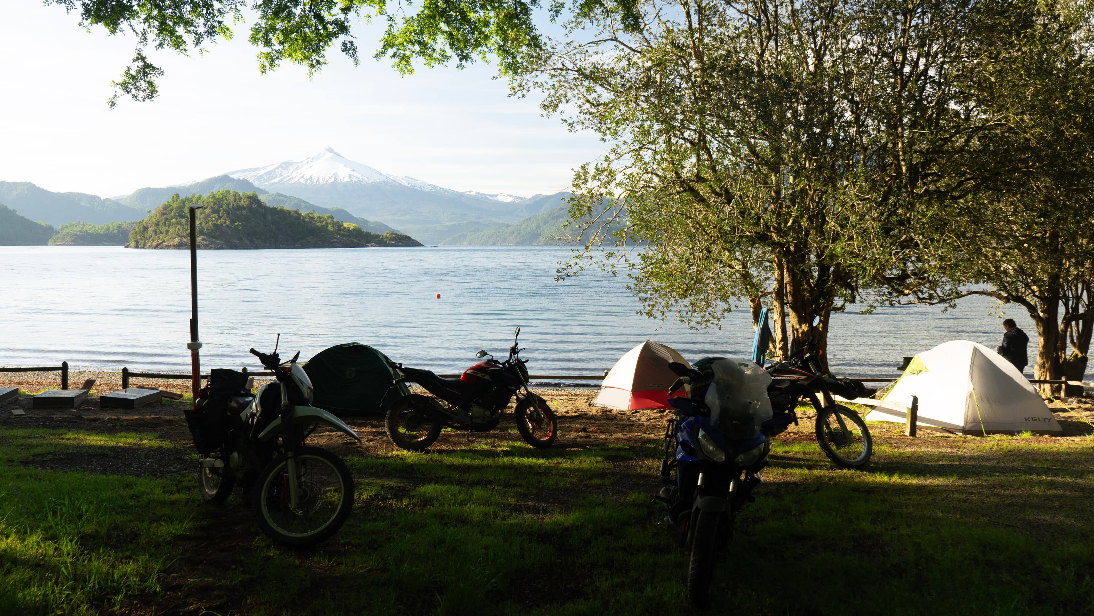 Campamento de motos junto a un lago patagónico.