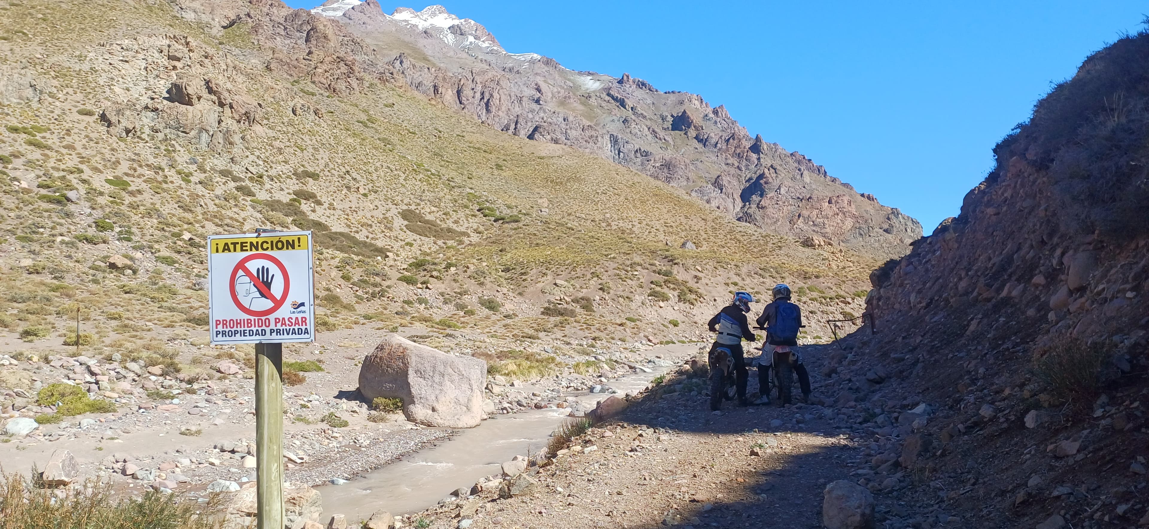 Camino de montaña cortando un valle árido de Cuyo durante una prueba de ruta.