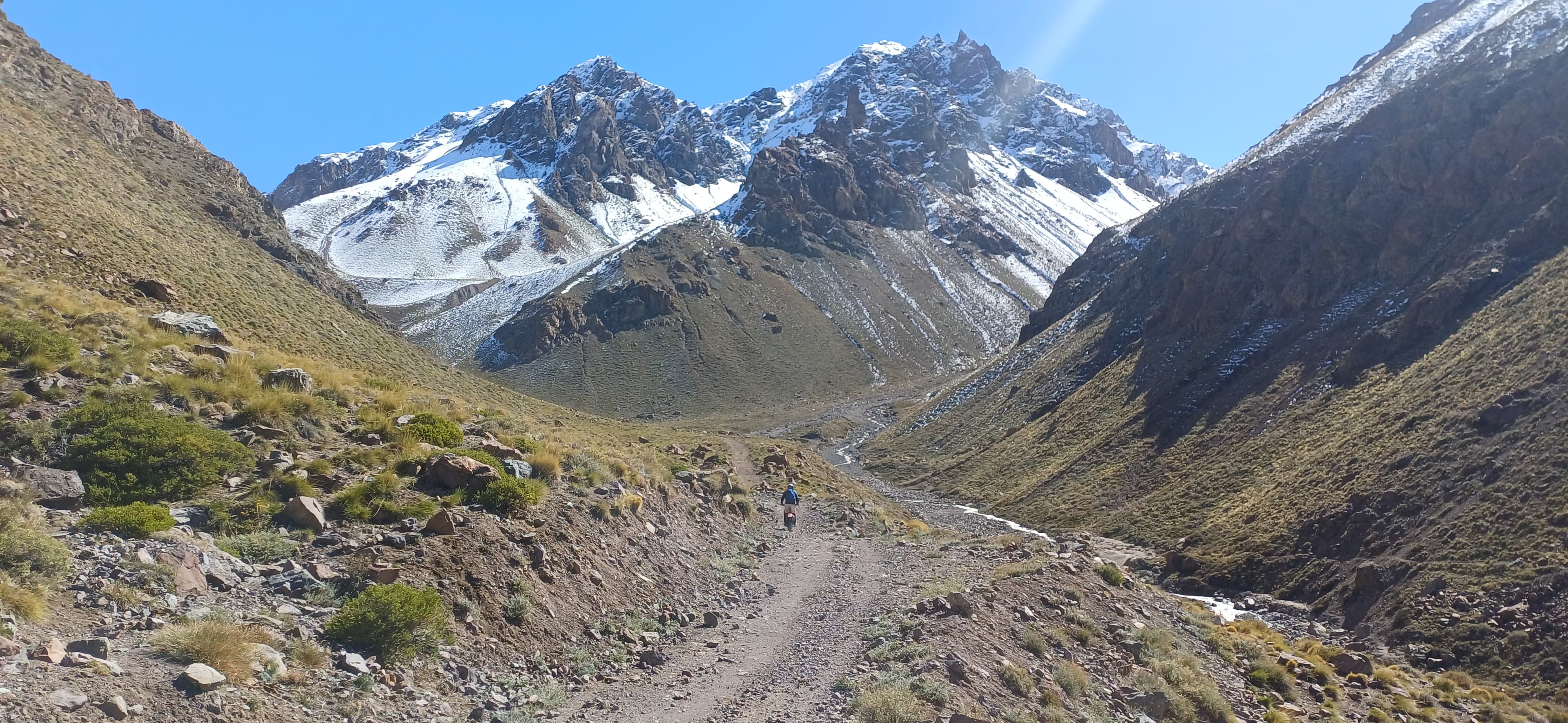 Ruta de altura en Mendoza y San Juan con cerros al fondo.