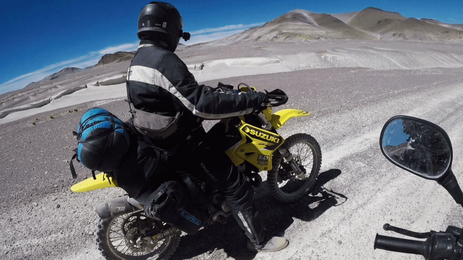 Piloto en moto cruzando terreno volcánico durante una prueba en Catamarca.