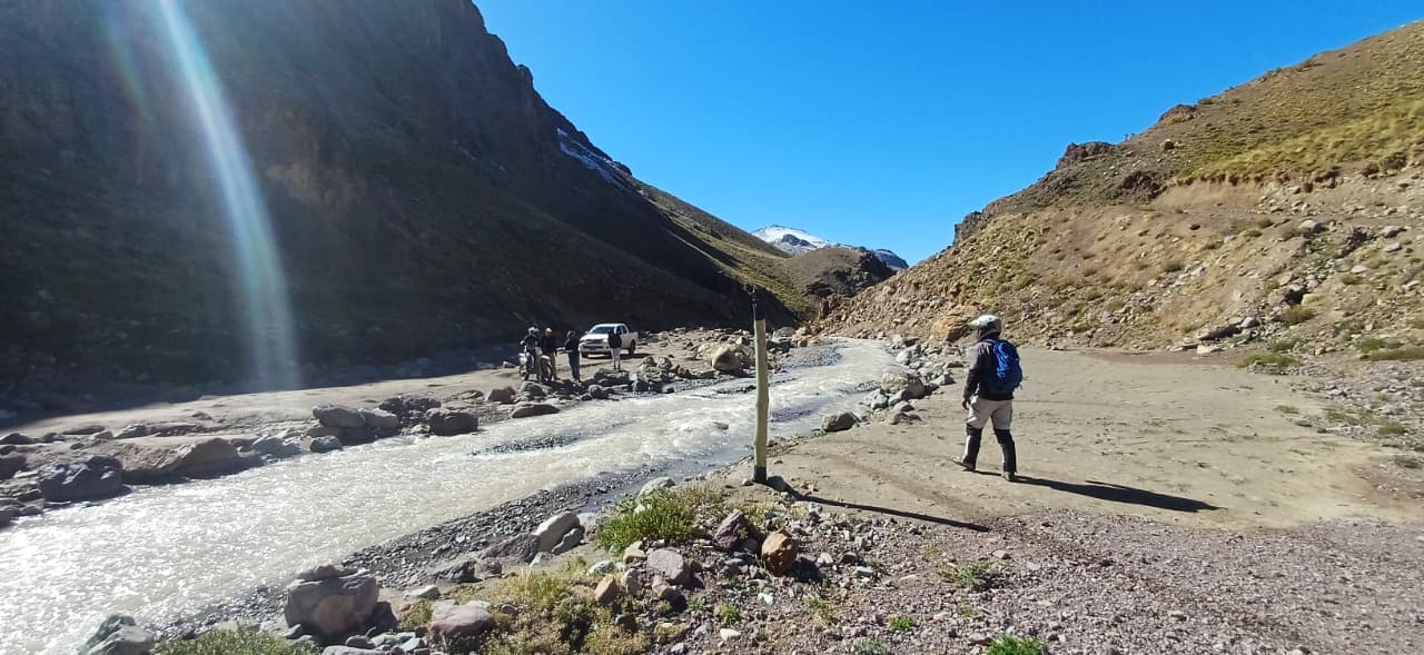 Equipo detenido junto a un cruce de agua en una quebrada de Catamarca.