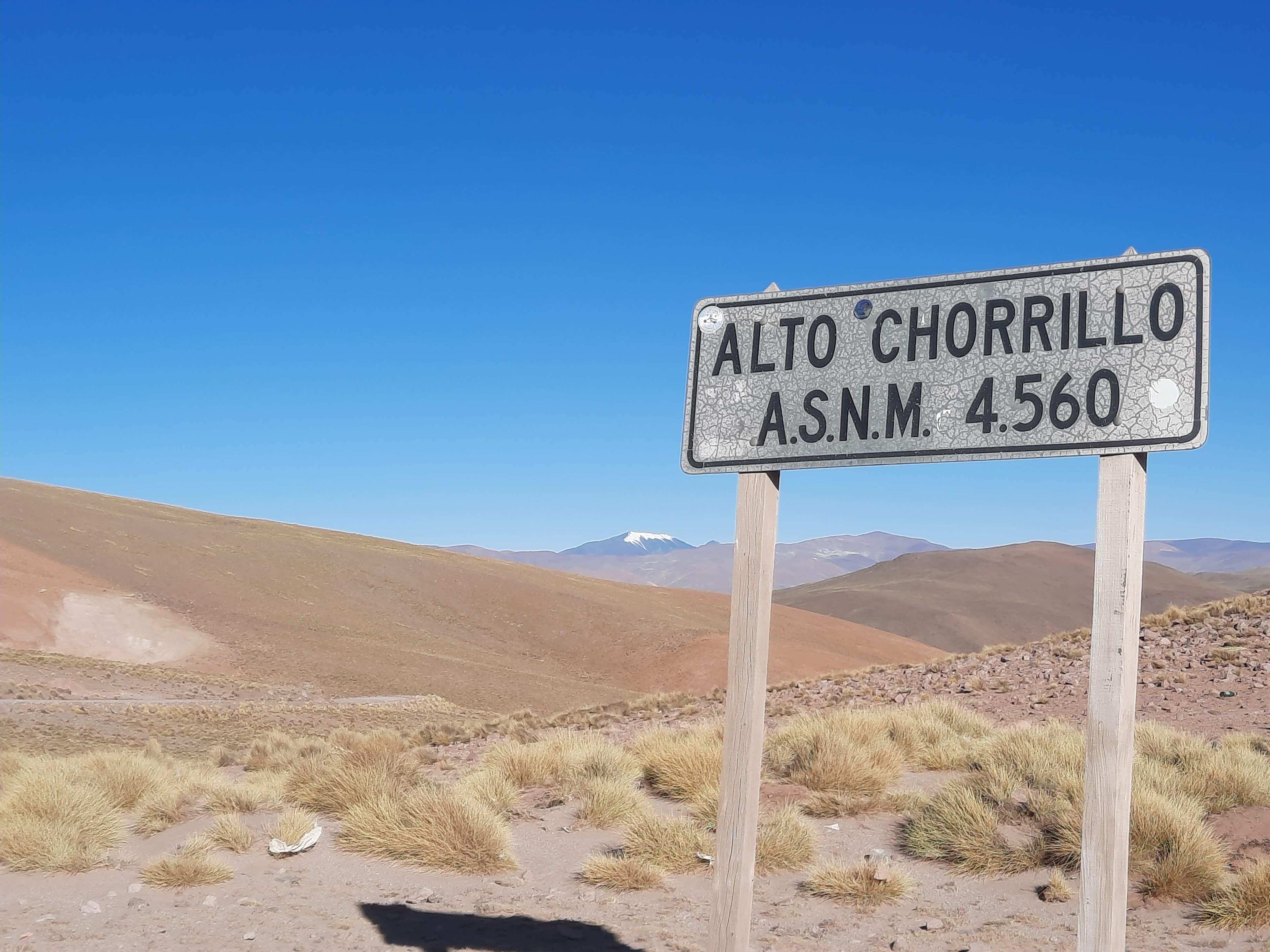 Camino de alta montaña recorrido en moto