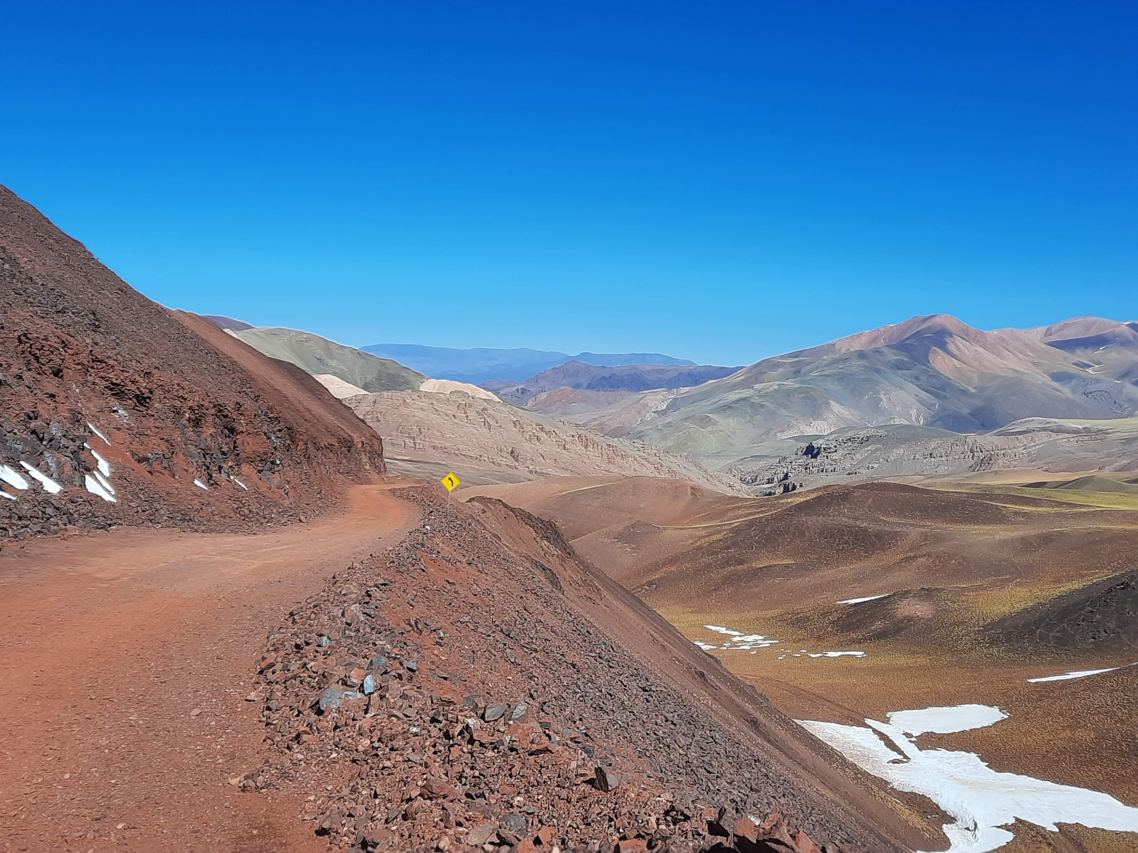 Ruta abierta entre montañas del oeste