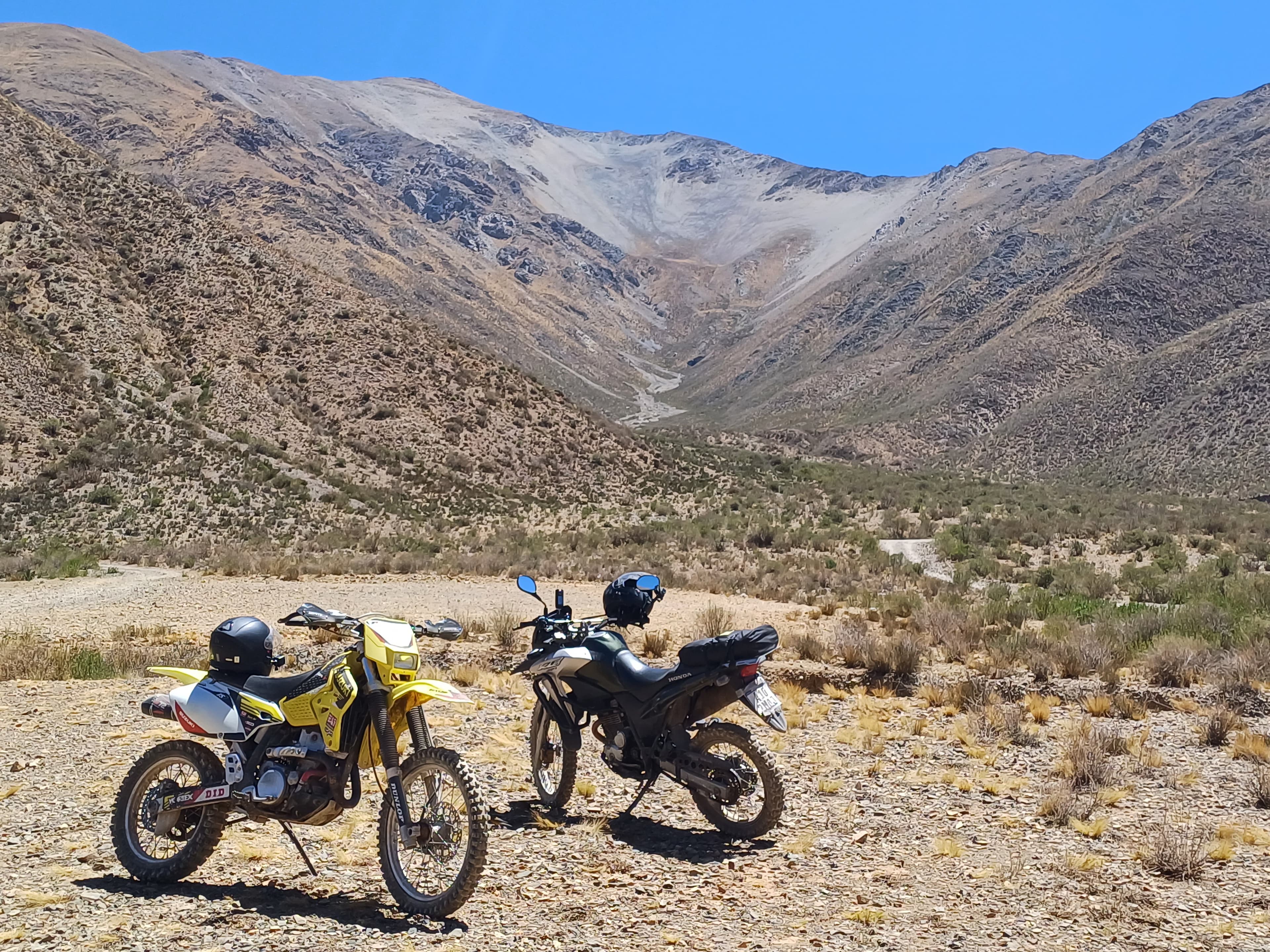 Moto cruzando caminos de montaña entre Mendoza y La Rioja