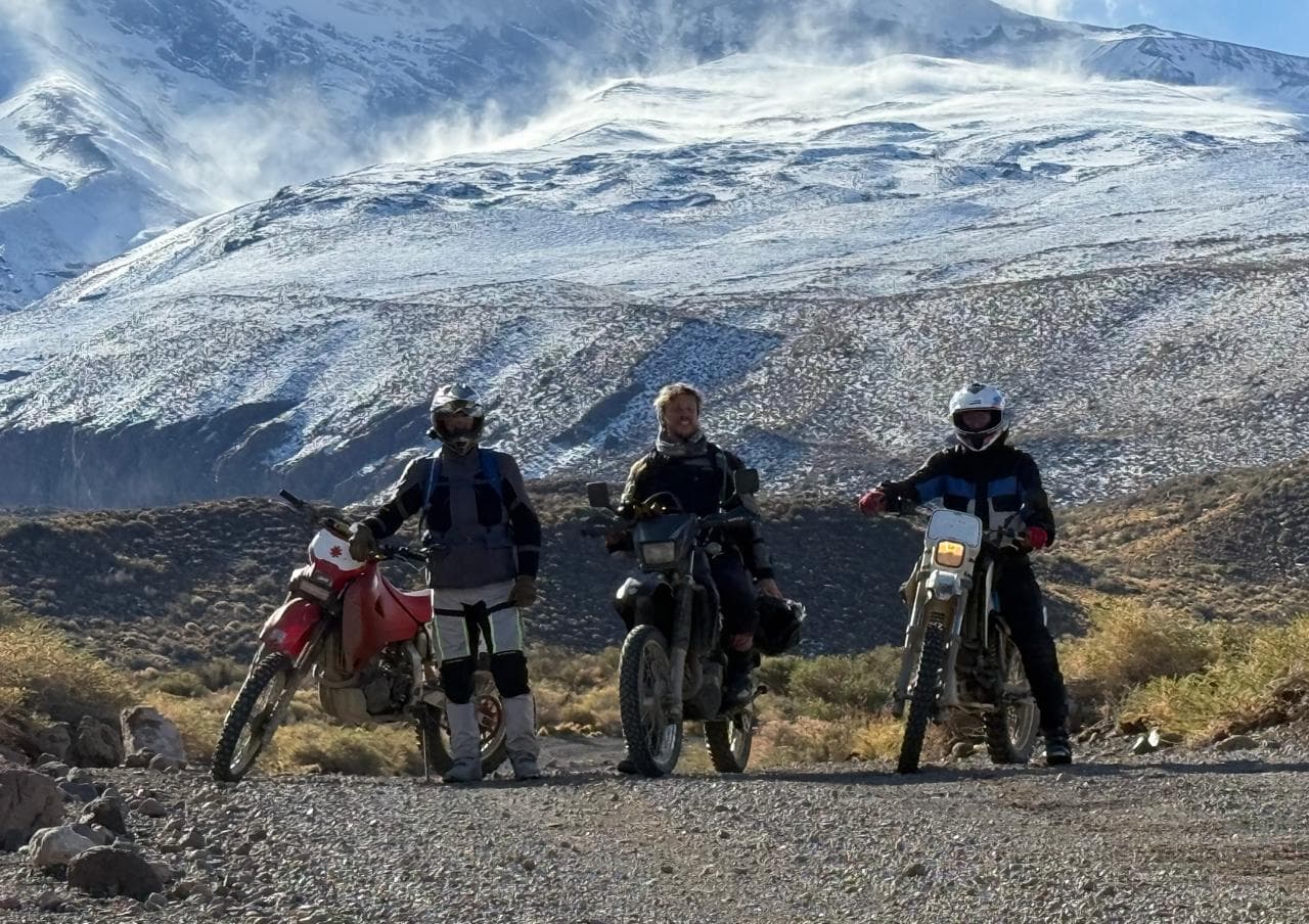 Trazado de ripio entre sierras y cordillera