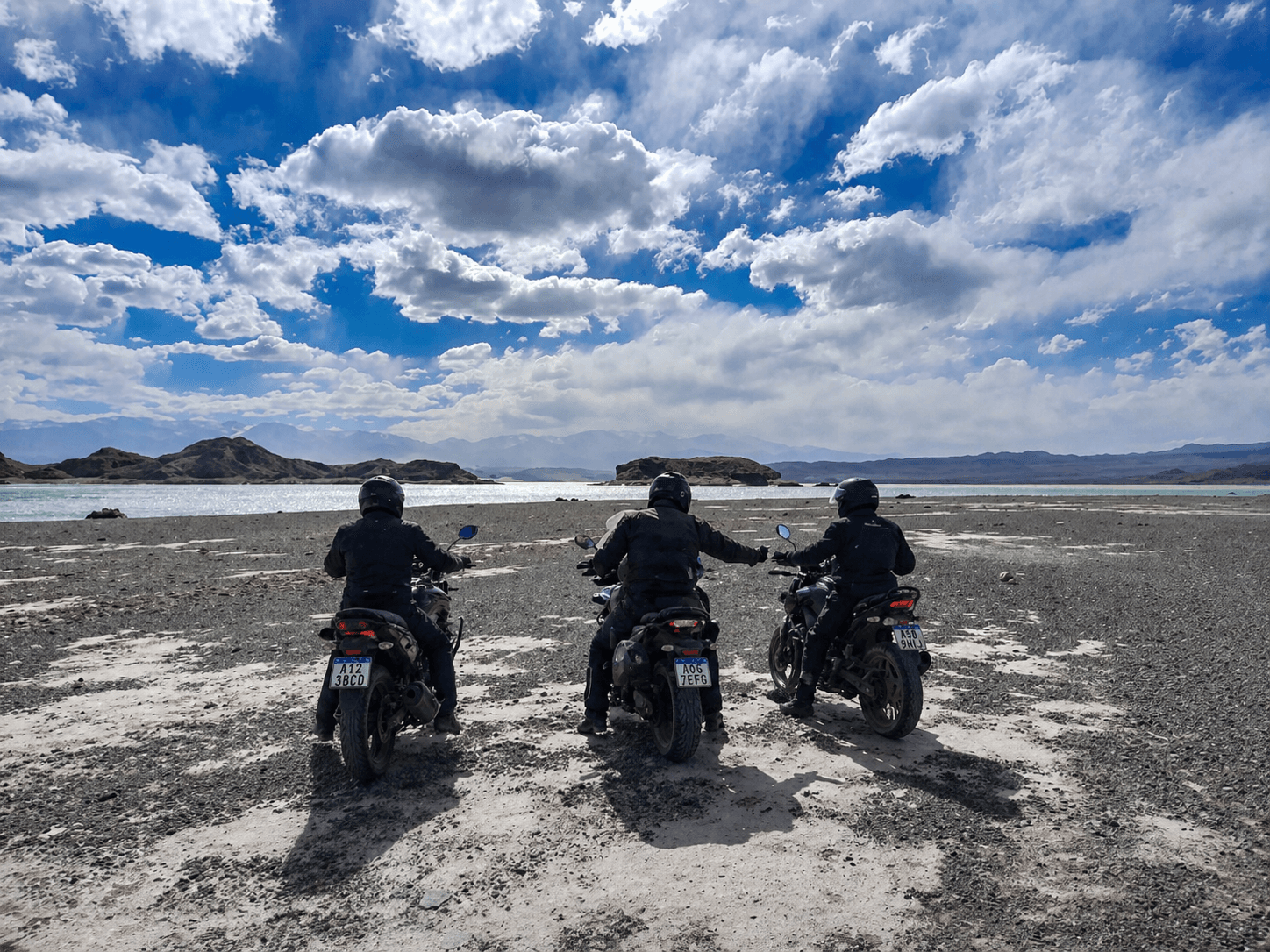 Riders avanzando por planicies de ripio en Gigantes del Oeste