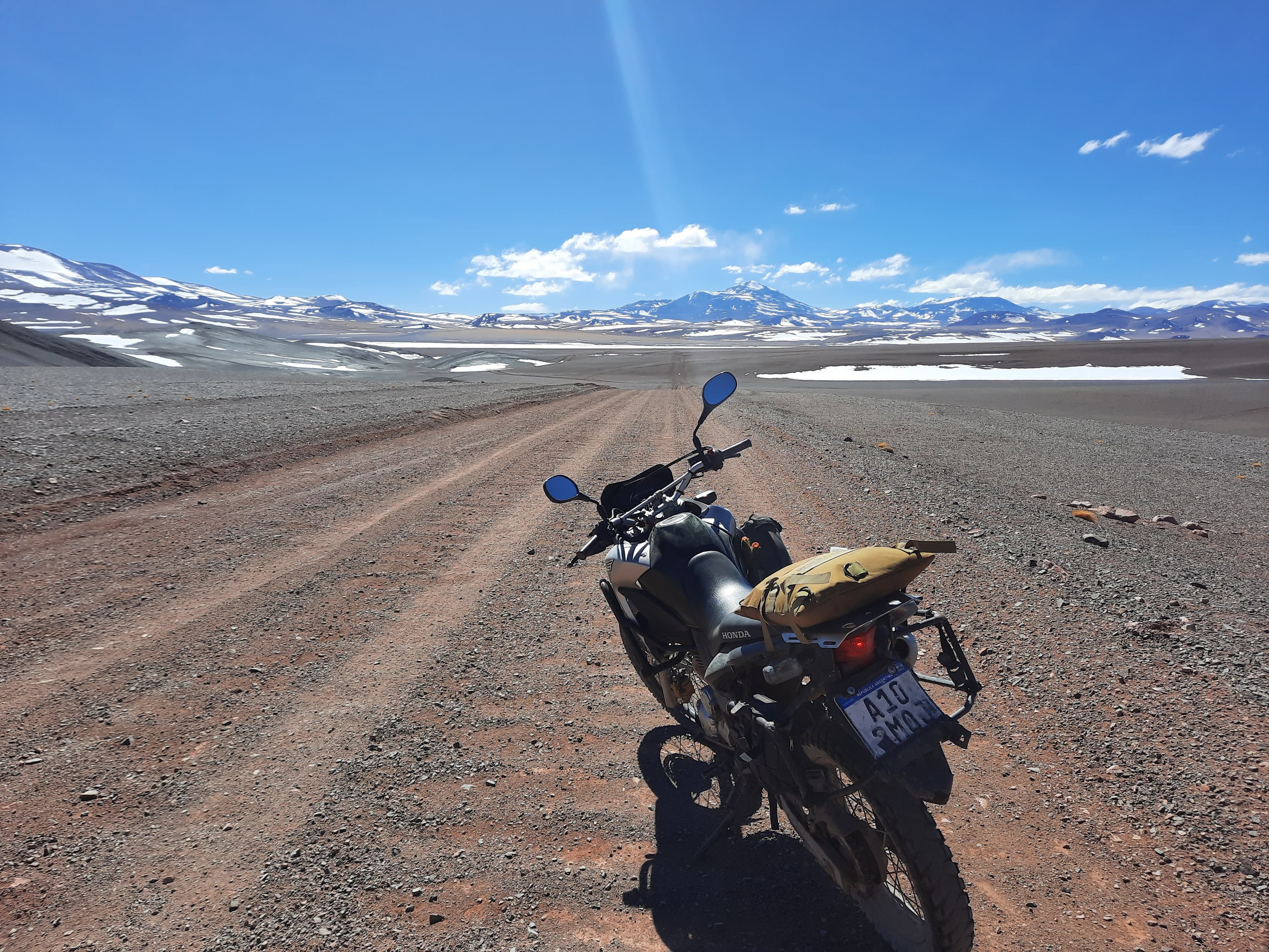 Moto sobre camino abierto rumbo a Laguna Brava