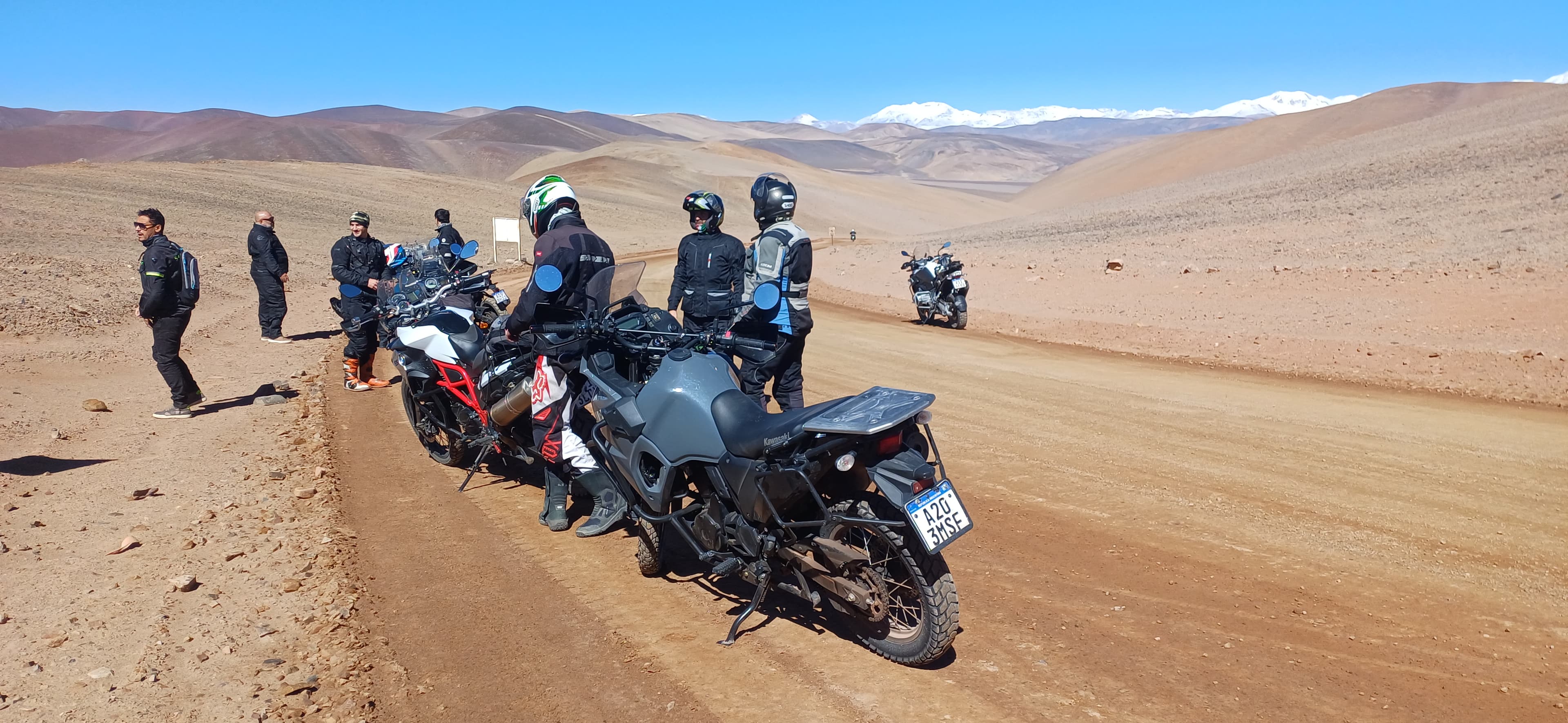 Grupo de motos detenido en un camino de montaña del oeste argentino