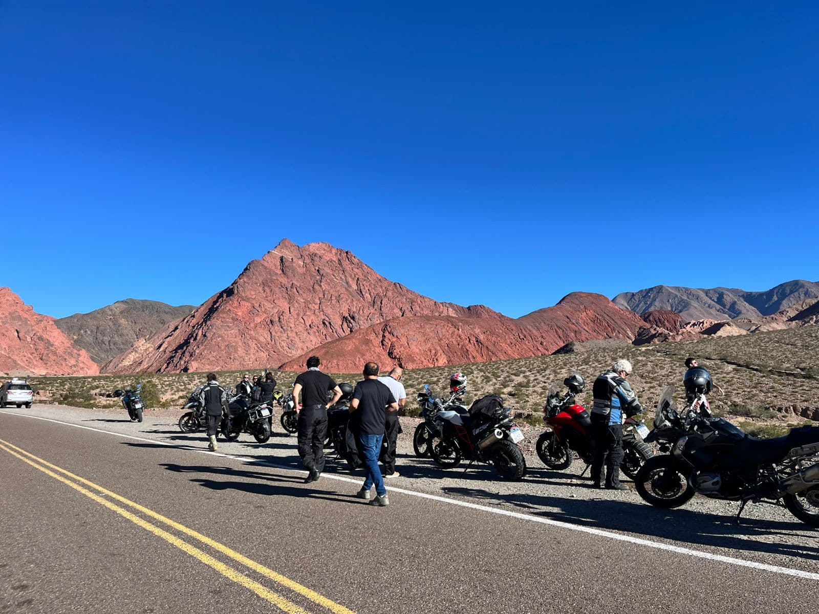 Paisaje de cordillera atravesado en moto