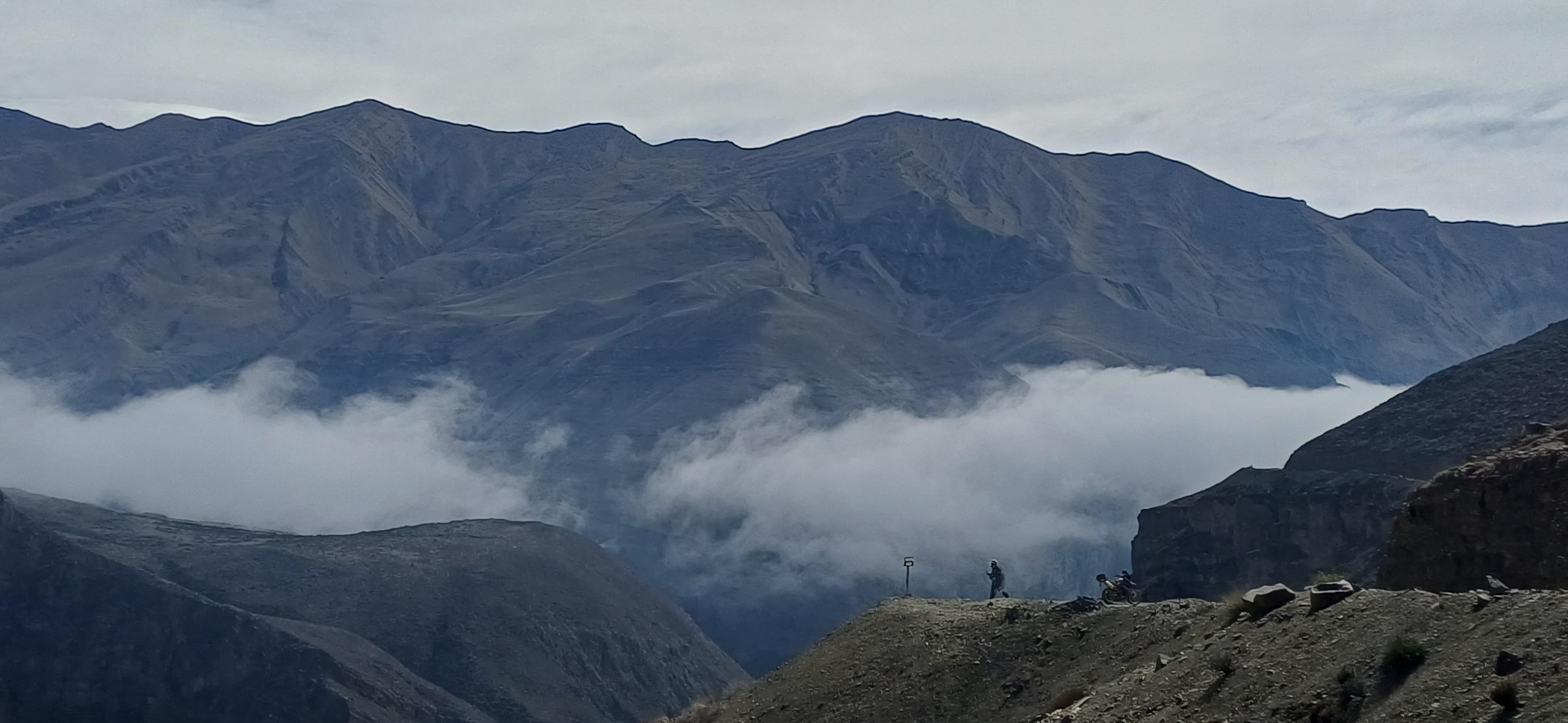 Camino abierto entre valles del norte argentino