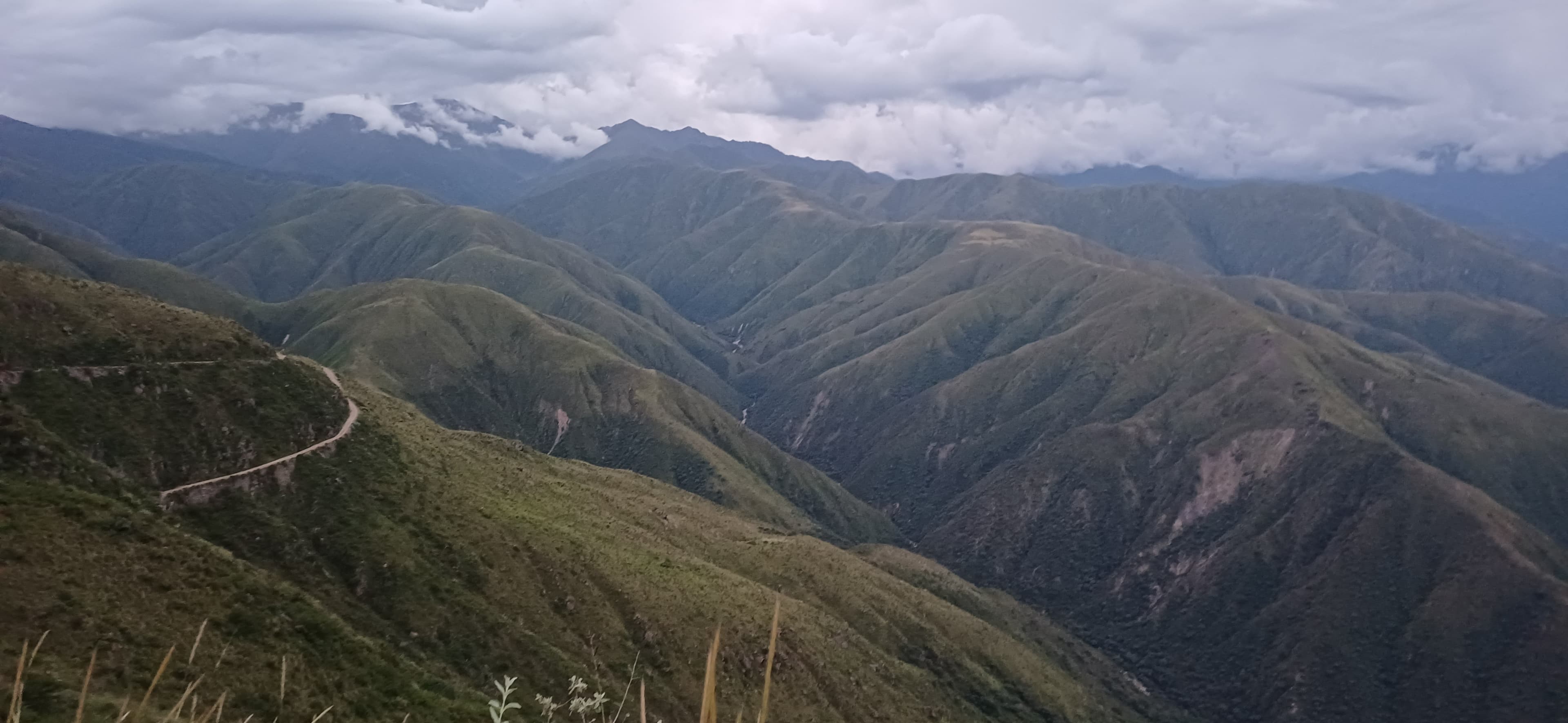Trazado de montaña ganado sobre la puna