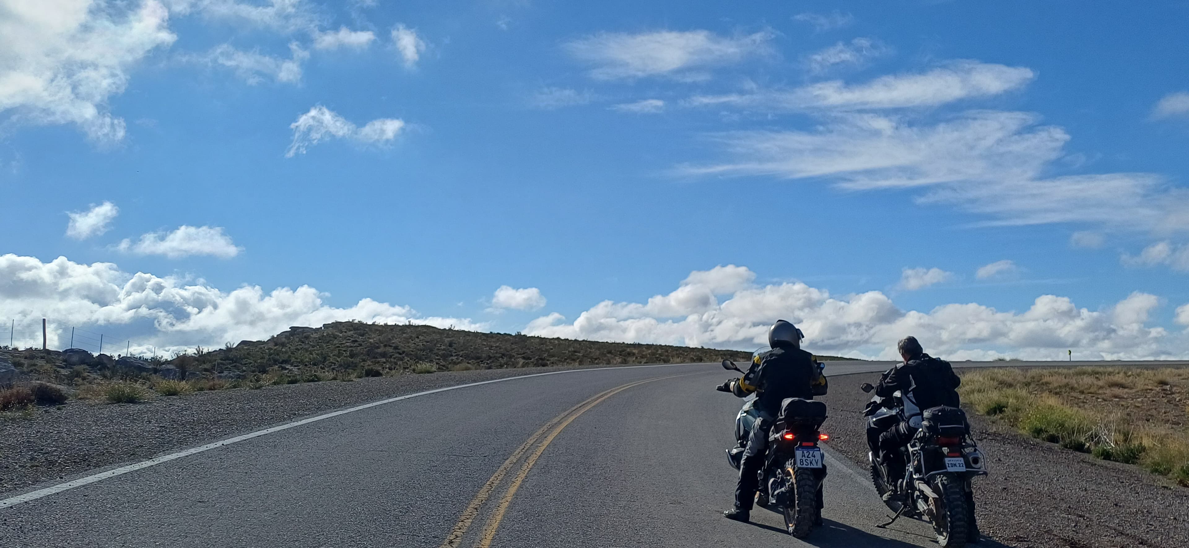 Camino de altura en la ruta Sobre las Nubes