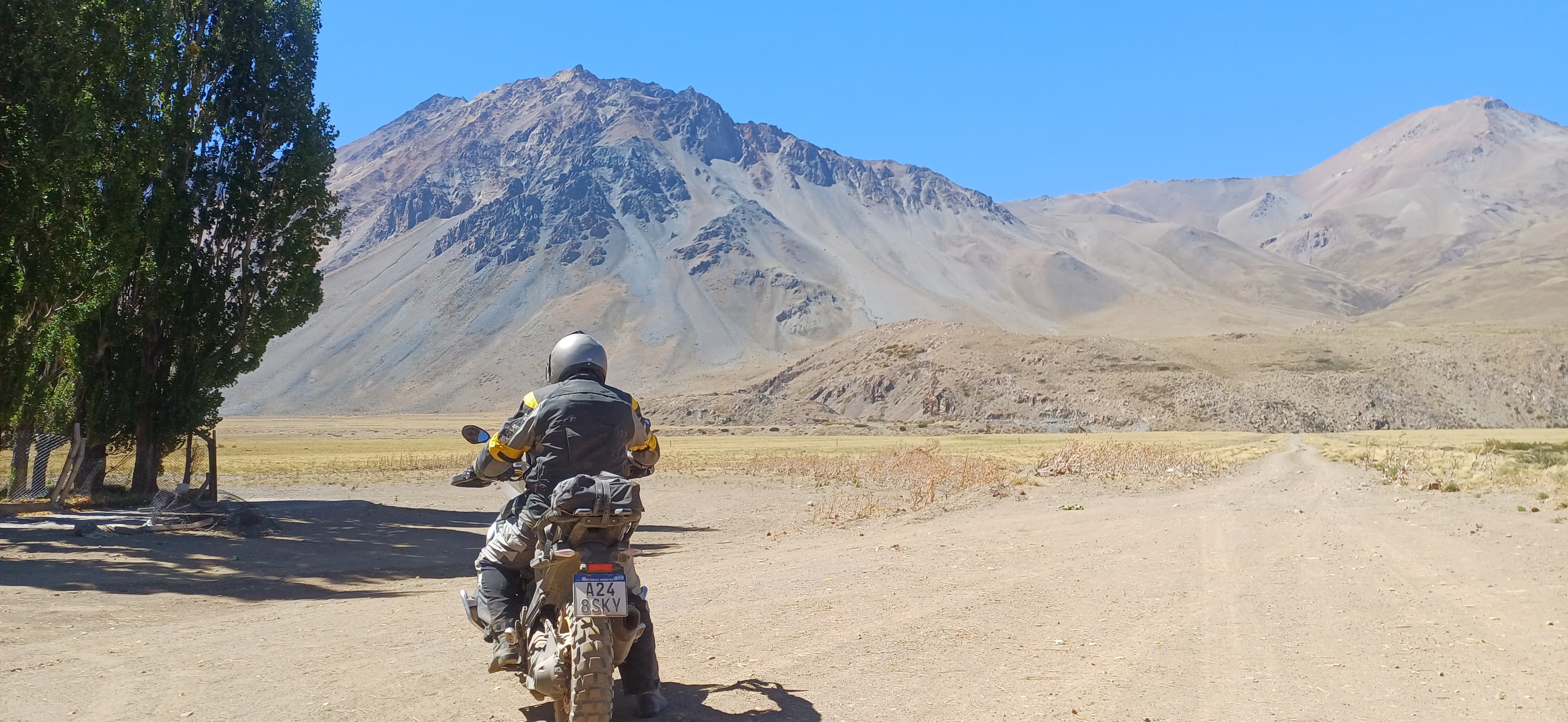 Moto avanzando por caminos de Salta y Jujuy