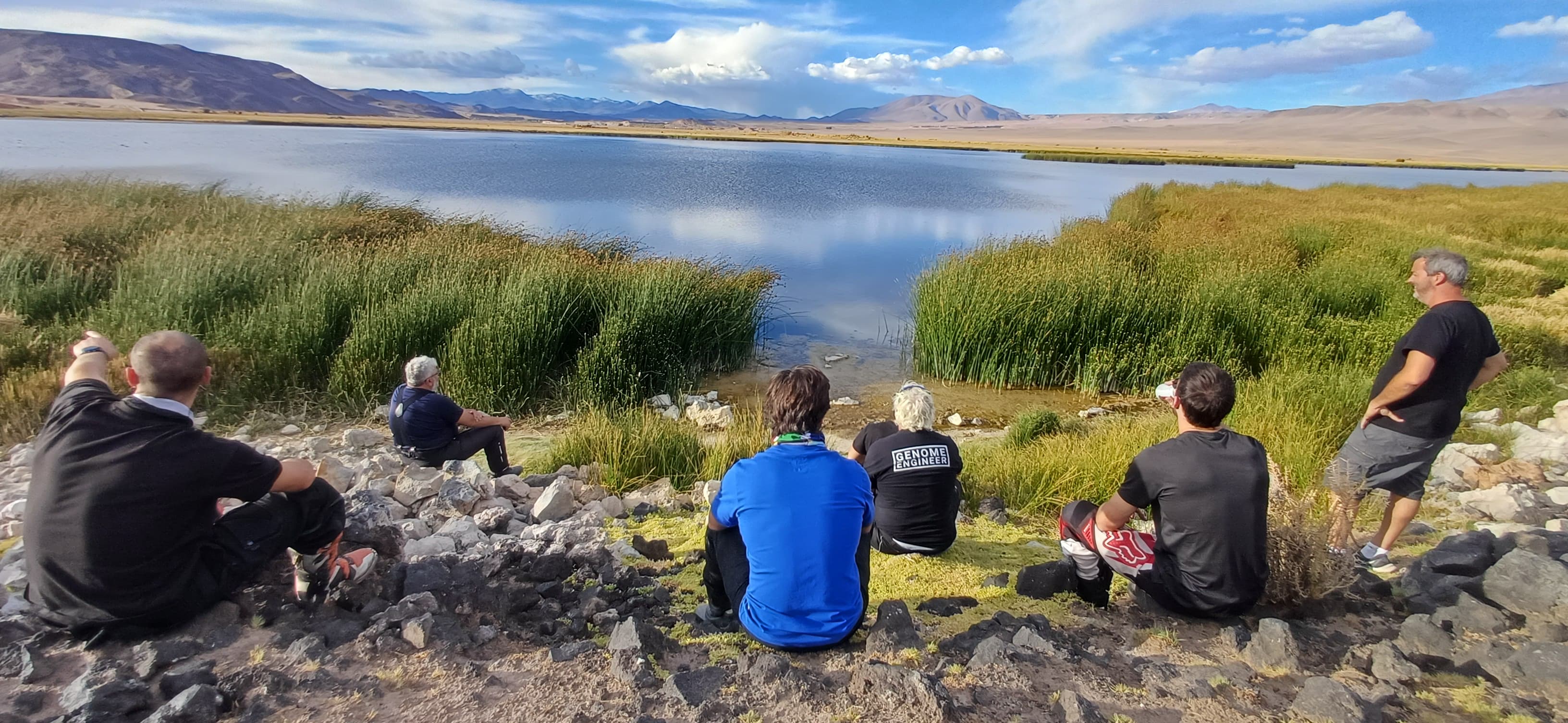 Ruta andina con cerros y ripio en Sobre las Nubes