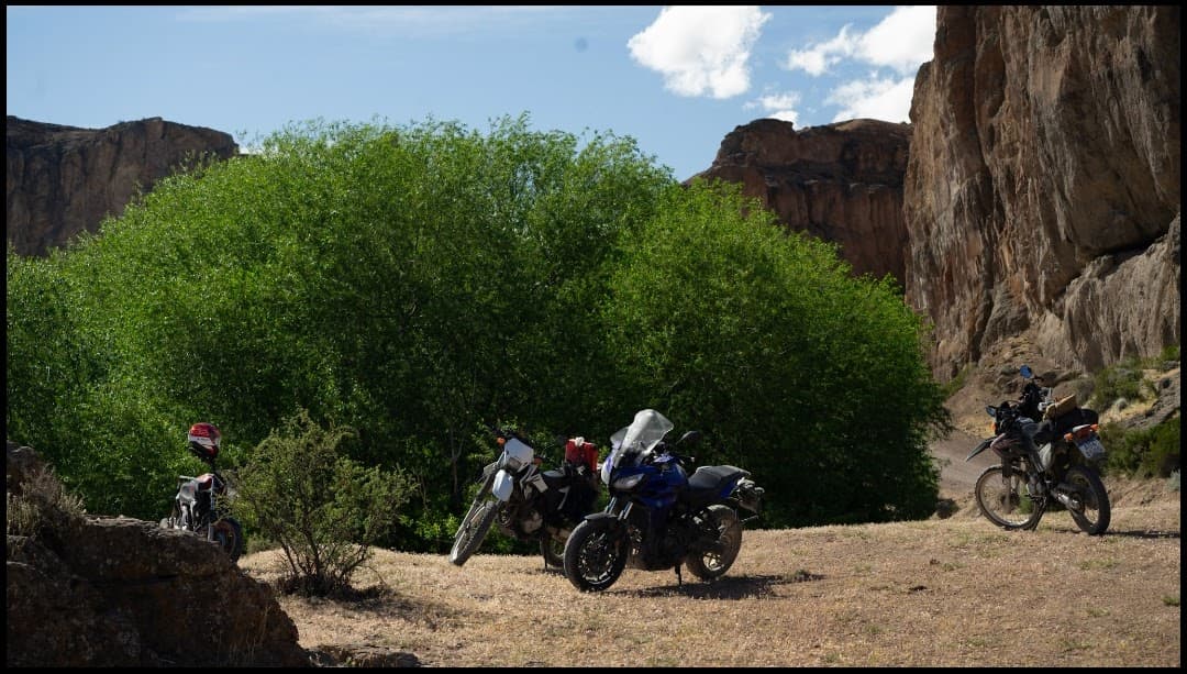 Rider enfrentando curvas de altura en el norte
