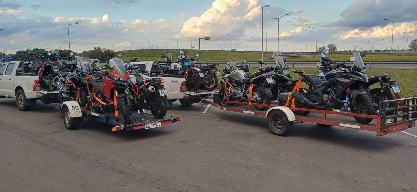 Motos de aventura cargadas en trailers antes de una salida de ruta
