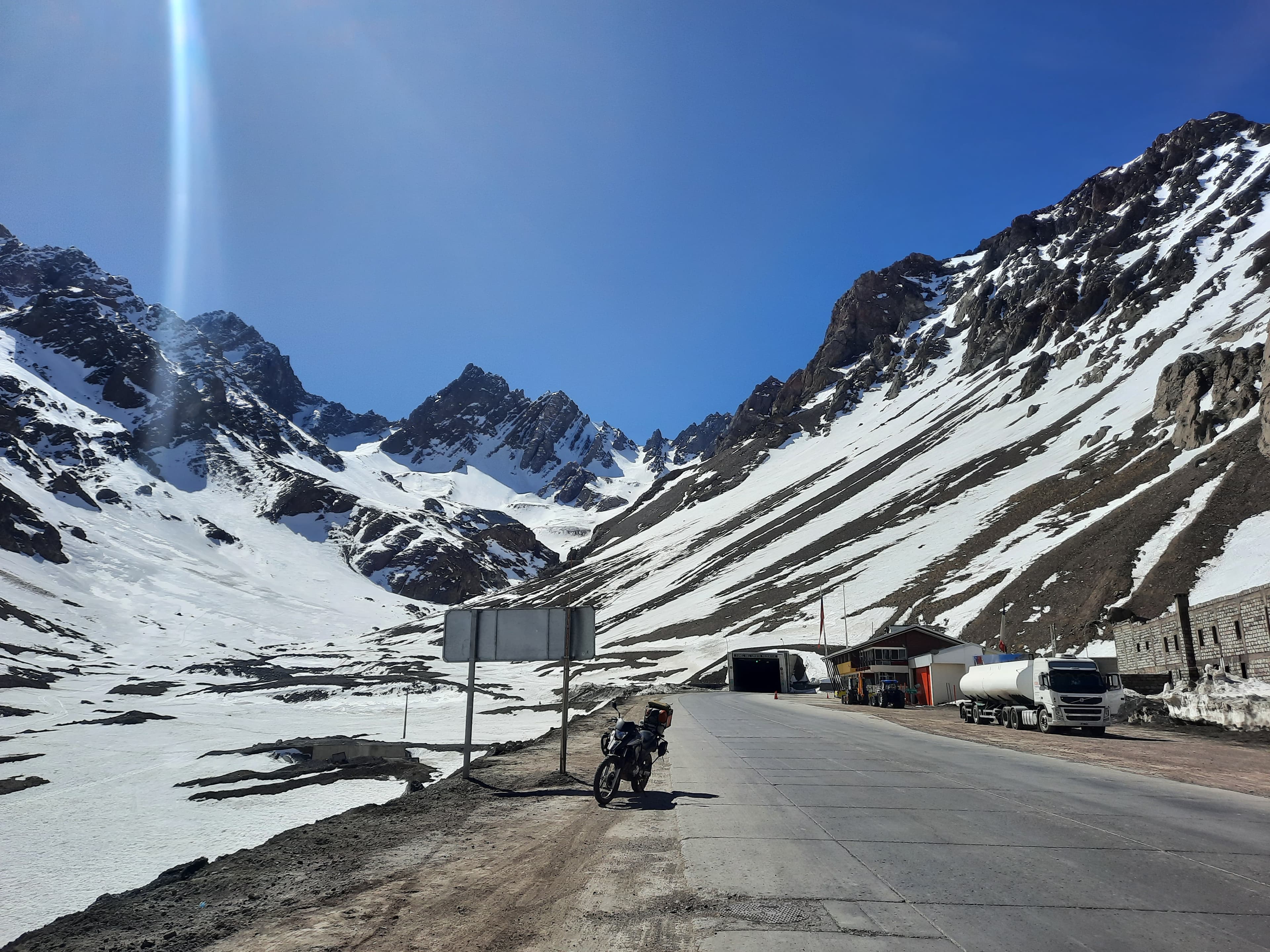 Moto de aventura cargada en un camino de montaña