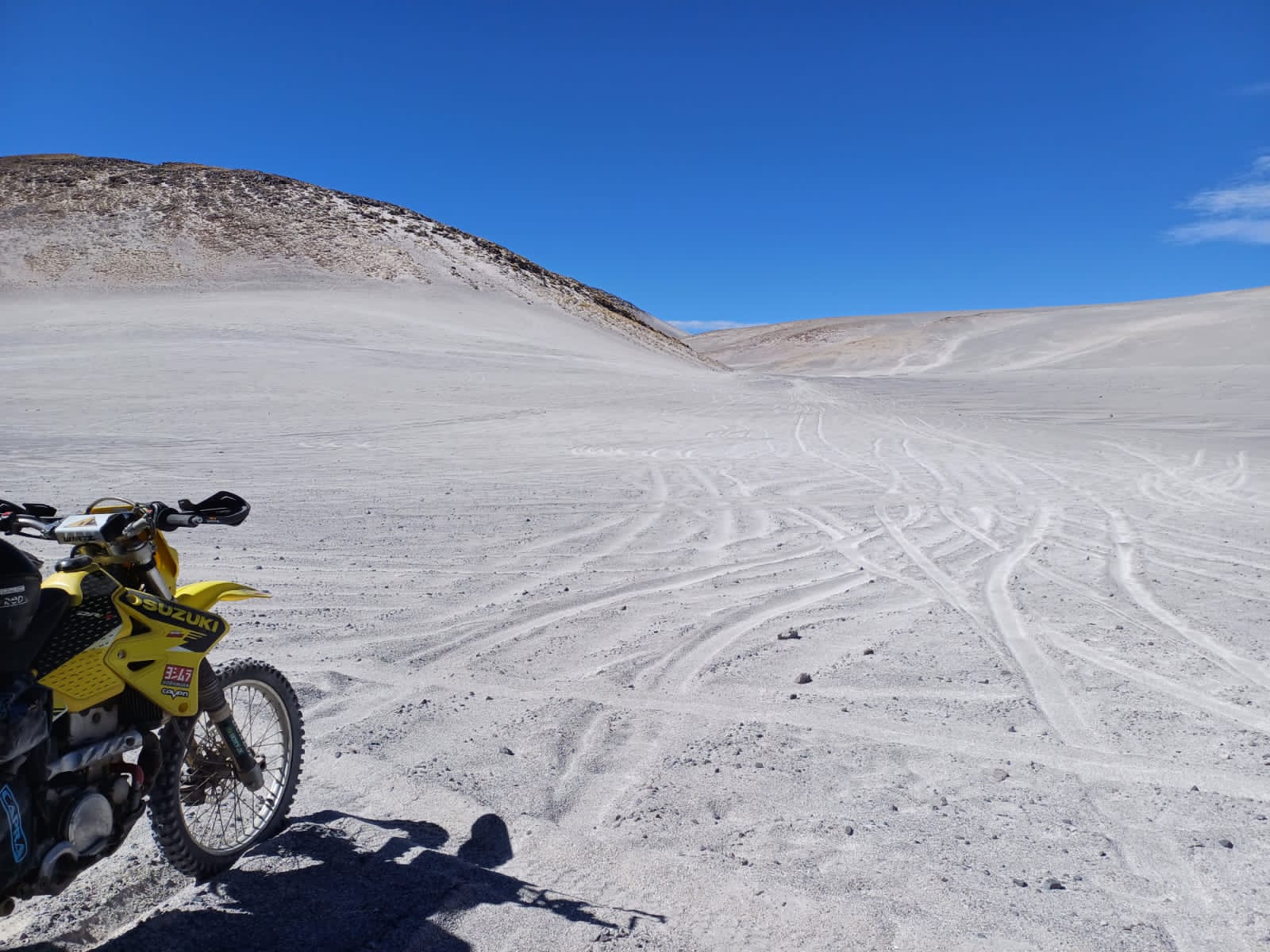 Riders de Moto On/Off avanzando en una ruta de ripio