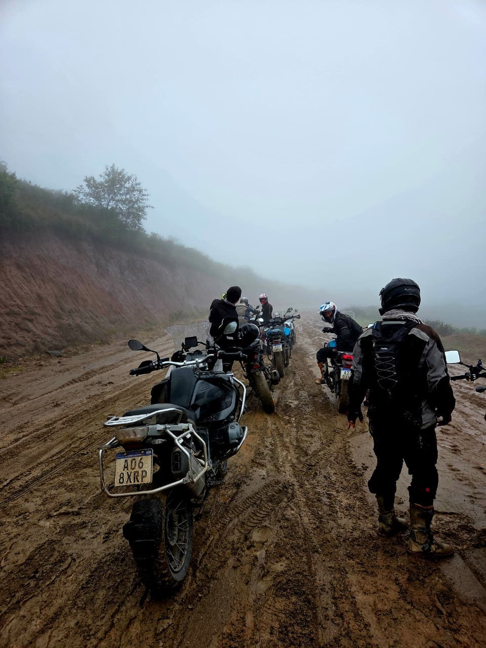 Rider de Moto On/Off cruzando terreno de montaña
