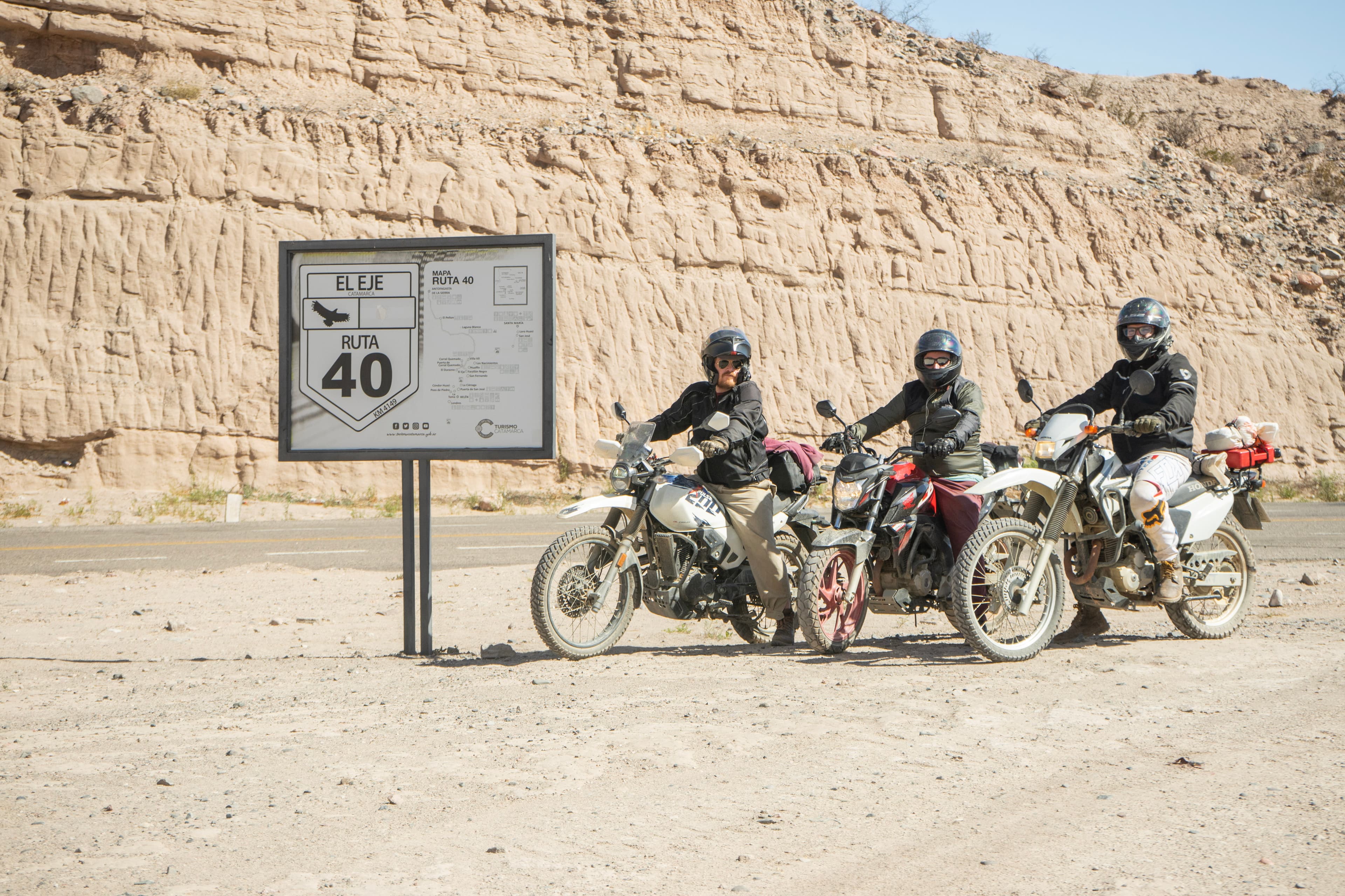 Grupo de motos de aventura en una ruta de ripio