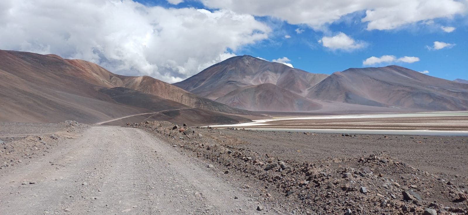Riders avanzando por una ruta abierta entre montañas