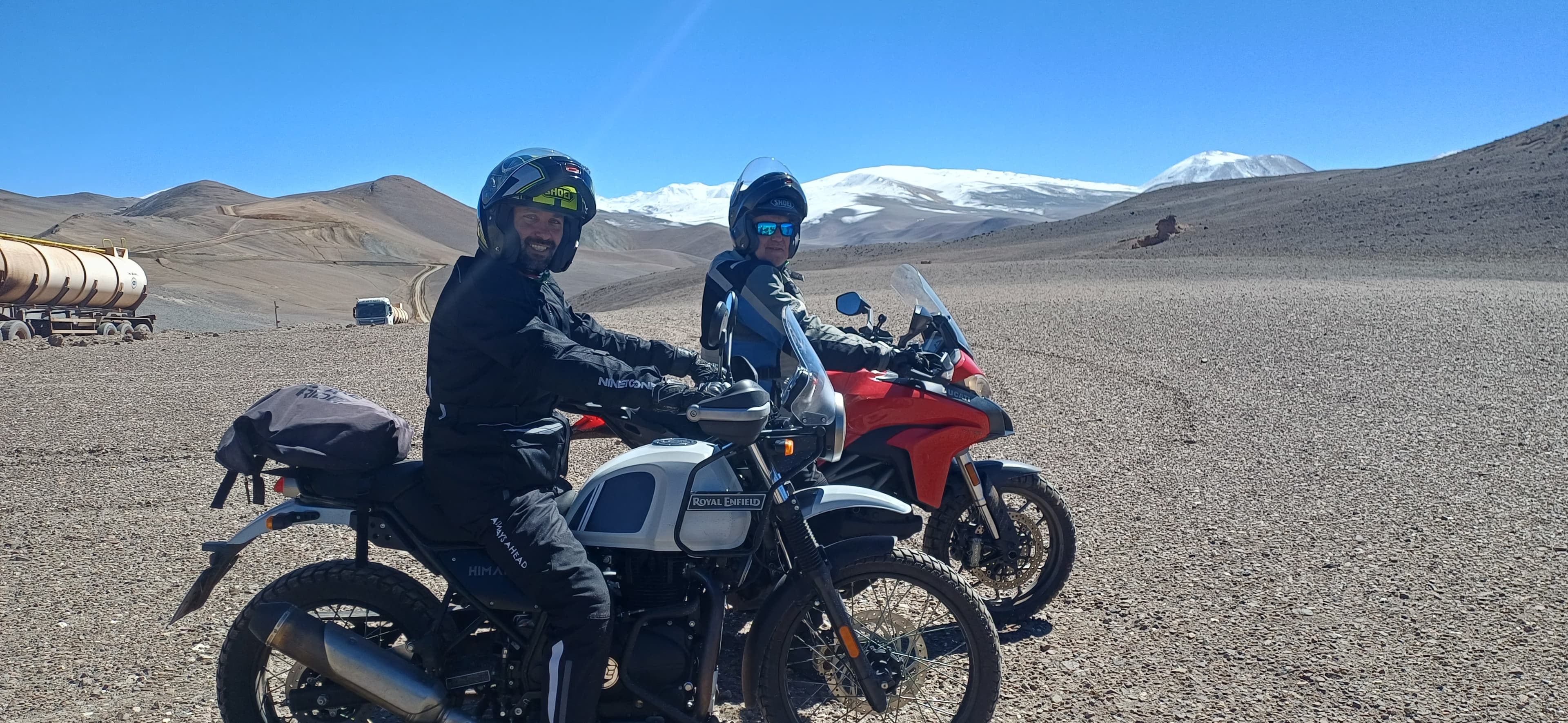Moto de aventura detenida sobre un camino de ripio