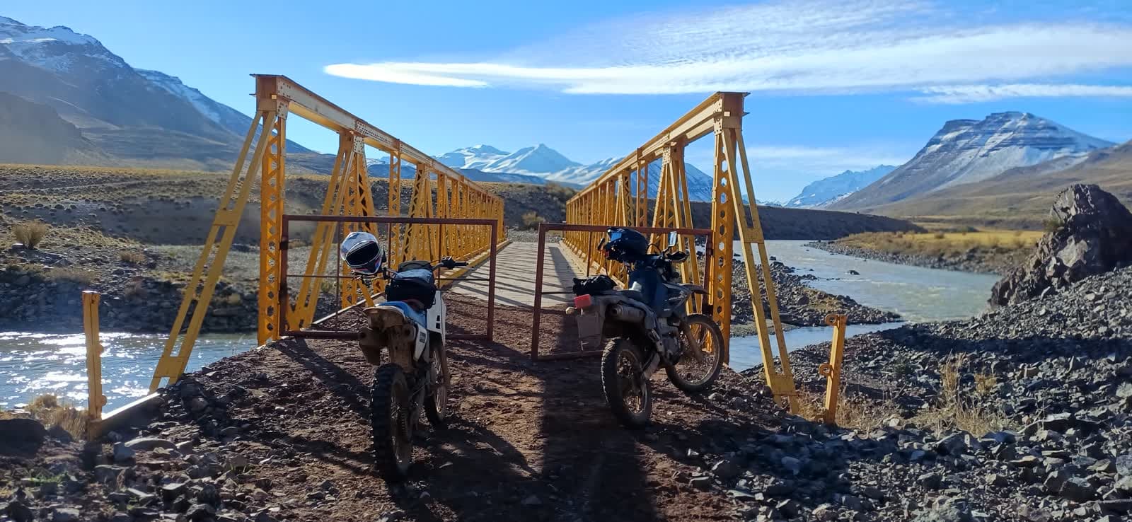 Equipo de Moto On/Off rodando una ruta de ripio en Argentina