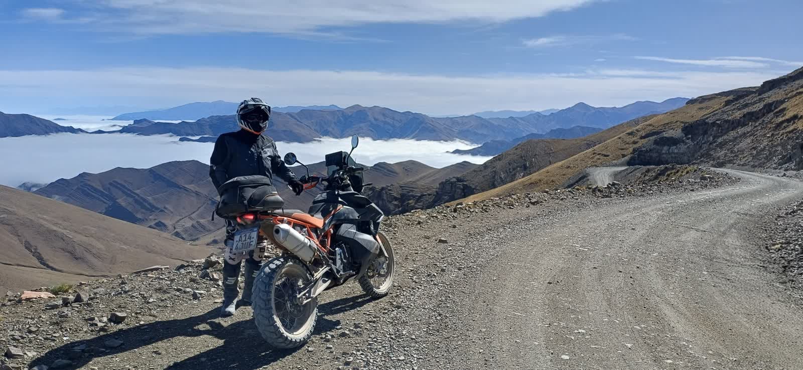 Rider de aventura junto a su moto preparado para salir a la ruta