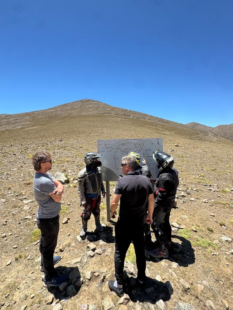 Moto cargada avanzando entre cerros de Salta durante una prueba de camino.