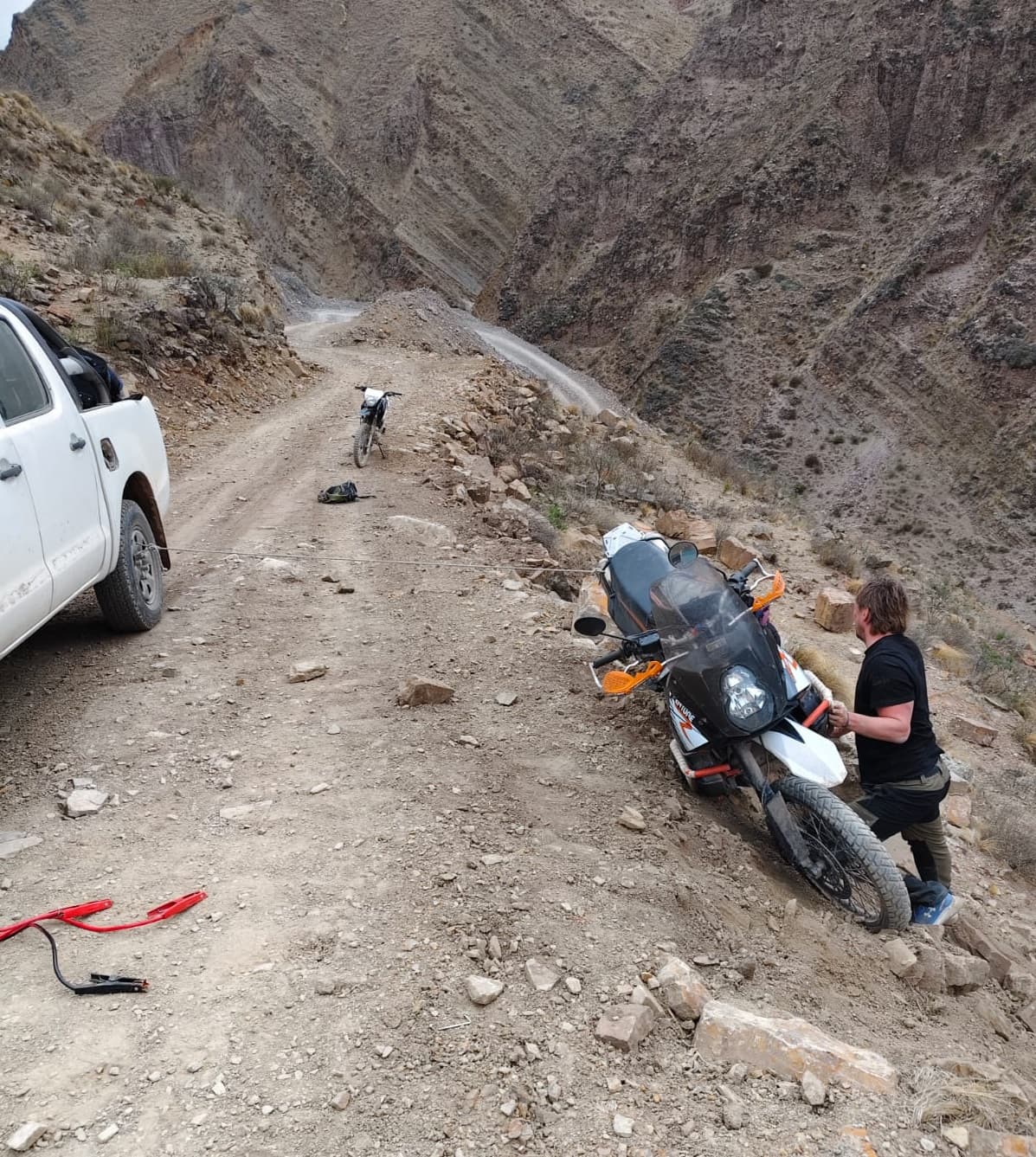 Piloto y moto detenidos en una quebrada de altura del norte argentino.