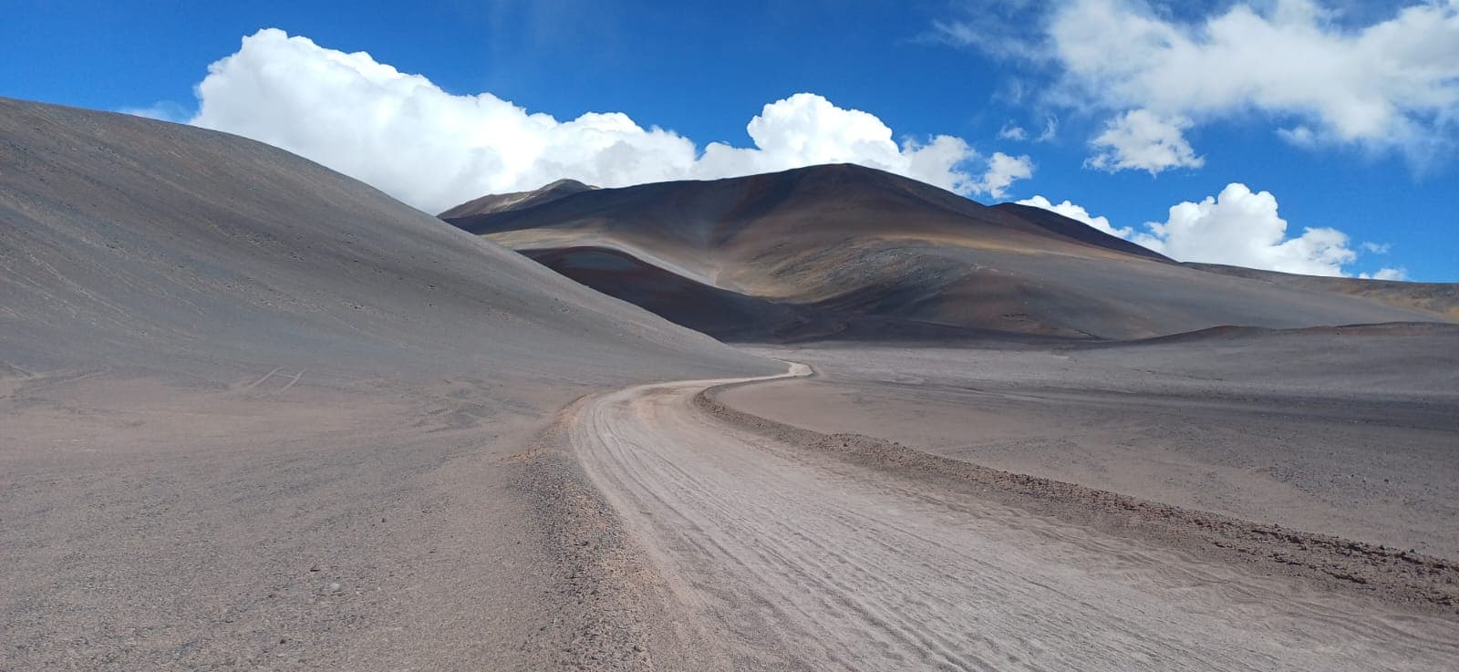 Camino de altura en Volcanes del Norte