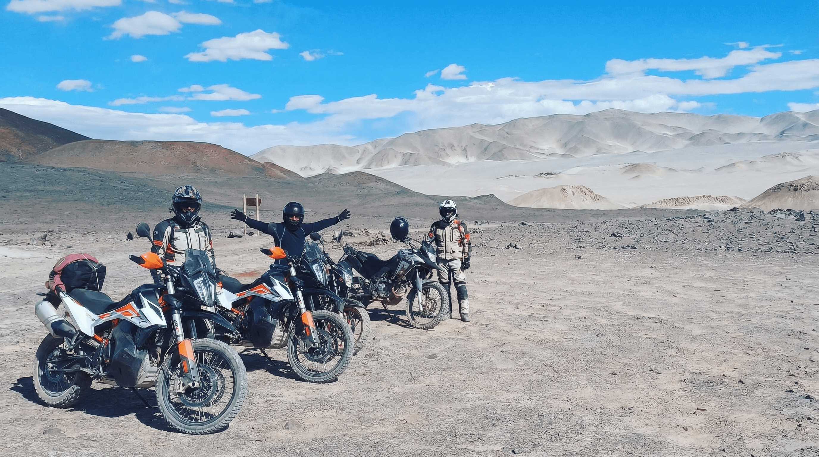 Camino de ripio entre volcanes del norte